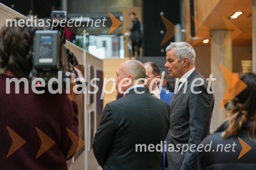  Carlo Campanile, veleposlanik Republike Italije v Slooveniji;  Aleksander Saša Arsenovič, župan, Mestna občina MariborLooking Beyond, otvoritev razstave satelitskih fotografij na Fakulteti za elektrotehniko, računalništvo in informatiko v Mariboru