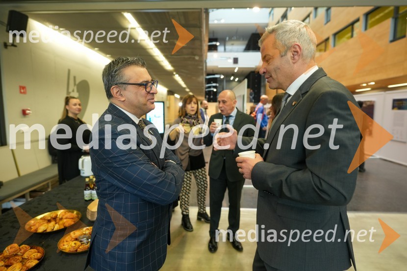  Anilkumar Dave, svetovalec za vesoljske tehnologije pri Genspace-u.;  Aleksander Saša Arsenovič, župan, Mestna občina MariborLooking Beyond, otvoritev razstave satelitskih fotografij na Fakulteti za elektrotehniko, računalništvo in informatiko v Mariboru