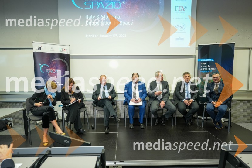  Anna Gregorio,  profesorica astronomije in astrofizike z Univerze v Trstu;  Silvia Ciccarelli, Aeronautic & Space Technologies;  Carlo Campanile, veleposlanik Republike Italije v Slooveniji;  Ivo Michele  Polacco, Italijansko veleposlaništvo v Limi, ISPI;  Aleksander Saša Arsenovič, župan, Mestna občina Maribor; dr. Iztok Kramberger, Fakulteta za elektrotehniko, računalništvo in informatiko;  Anilkumar Dave, svetovalec za vesoljske tehnologije pri Genspace-u.Looking Beyond, otvoritev razstave satelitskih fotografij na Fakulteti za elektrotehniko, računalništvo in informatiko v Mariboru