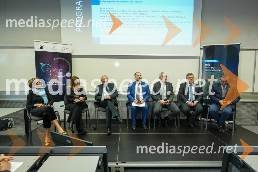  Anna Gregorio,  profesorica astronomije in astrofizike z Univerze v Trstu;  Silvia Ciccarelli, Aeronautic & Space Technologies;  Carlo Campanile, veleposlanik Republike Italije v Slooveniji;  Ivo Michele  Polacco, Italijansko veleposlaništvo v Limi, ISPI;  Aleksander Saša Arsenovič, župan, Mestna občina Maribor; dr. Iztok Kramberger, Fakulteta za elektrotehniko, računalništvo in informatiko;  Anilkumar Dave, svetovalec za vesoljske tehnologije pri Genspace-u.Looking Beyond, otvoritev razstave satelitskih fotografij na Fakulteti za elektrotehniko, računalništvo in informatiko v Mariboru