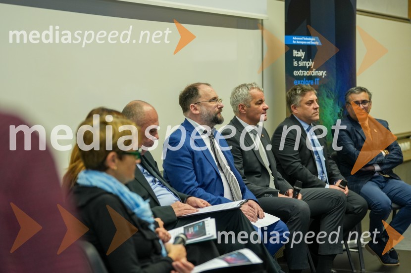  Carlo Campanile, veleposlanik Republike Italije v Slooveniji;  Ivo Michele  Polacco, Italijansko veleposlaništvo v Limi, ISPI;  Aleksander Saša Arsenovič, župan, Mestna občina Maribor; dr. Iztok Kramberger, Fakulteta za elektrotehniko, računalništvo in informatiko;  Anilkumar Dave, svetovalec za vesoljske tehnologije pri Genspace-u.Looking Beyond, otvoritev razstave satelitskih fotografij na Fakulteti za elektrotehniko, računalništvo in informatiko v Mariboru