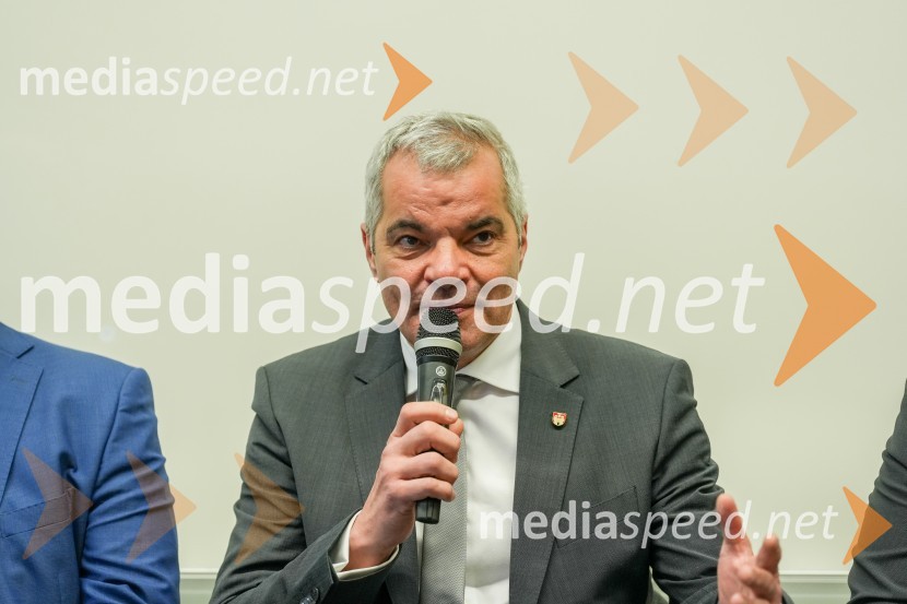  Aleksander Saša Arsenovič, župan, Mestna občina MariborLooking Beyond, otvoritev razstave satelitskih fotografij na Fakulteti za elektrotehniko, računalništvo in informatiko v Mariboru