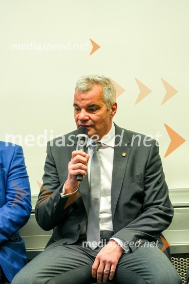  Aleksander Saša Arsenovič, župan, Mestna občina MariborLooking Beyond, otvoritev razstave satelitskih fotografij na Fakulteti za elektrotehniko, računalništvo in informatiko v Mariboru