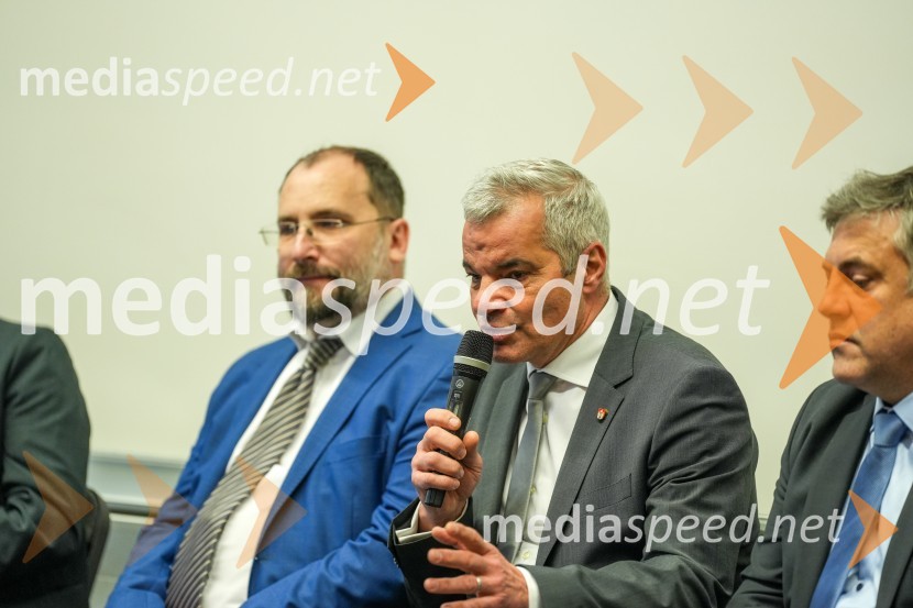  Ivo Michele  Polacco, Italijansko veleposlaništvo v Limi, ISPI;  Aleksander Saša Arsenovič, župan, Mestna občina Maribor; dr. Iztok Kramberger, Fakulteta za elektrotehniko, računalništvo in informatikoLooking Beyond, otvoritev razstave satelitskih fotografij na Fakulteti za elektrotehniko, računalništvo in informatiko v Mariboru