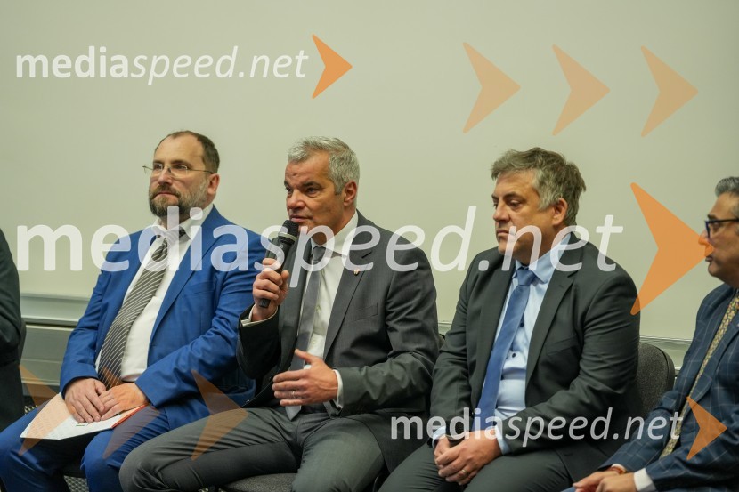  Ivo Michele  Polacco, Italijansko veleposlaništvo v Limi, ISPI;  Aleksander Saša Arsenovič, župan, Mestna občina Maribor; dr. Iztok Kramberger, Fakulteta za elektrotehniko, računalništvo in informatikoLooking Beyond, otvoritev razstave satelitskih fotografij na Fakulteti za elektrotehniko, računalništvo in informatiko v Mariboru