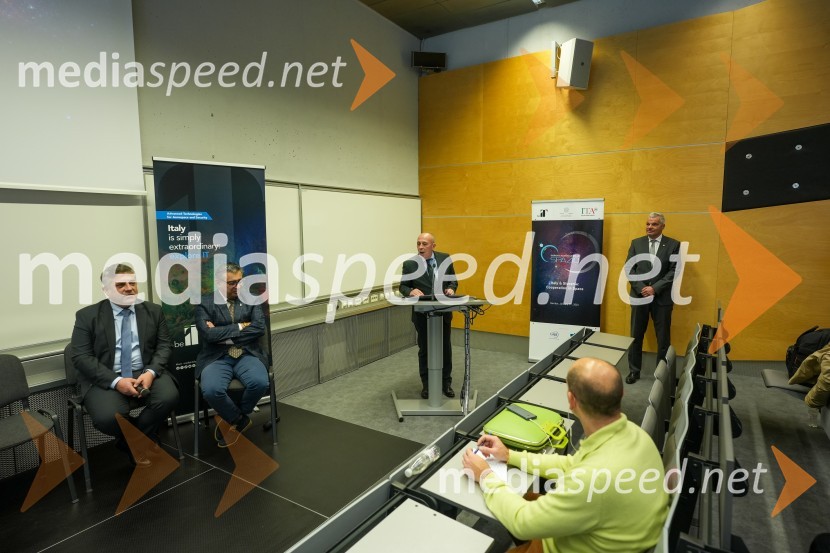 dr. Iztok Kramberger, Fakulteta za elektrotehniko, računalništvo in informatiko;  Anilkumar Dave, svetovalec za vesoljske tehnologije pri Genspace-u.;  Carlo Campanile, veleposlanik Republike Italije v Slooveniji;  Aleksander Saša Arsenovič, župan, Mestna občina MariborLooking Beyond, otvoritev razstave satelitskih fotografij na Fakulteti za elektrotehniko, računalništvo in informatiko v Mariboru