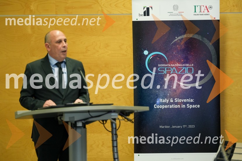  Carlo Campanile, veleposlanik Republike Italije v SloovenijiLooking Beyond, otvoritev razstave satelitskih fotografij na Fakulteti za elektrotehniko, računalništvo in informatiko v Mariboru