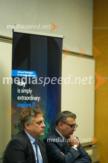 dr. Iztok Kramberger, Fakulteta za elektrotehniko, računalništvo in informatiko;  Anilkumar Dave, svetovalec za vesoljske tehnologije pri Genspace-u.Looking Beyond, otvoritev razstave satelitskih fotografij na Fakulteti za elektrotehniko, računalništvo in informatiko v Mariboru