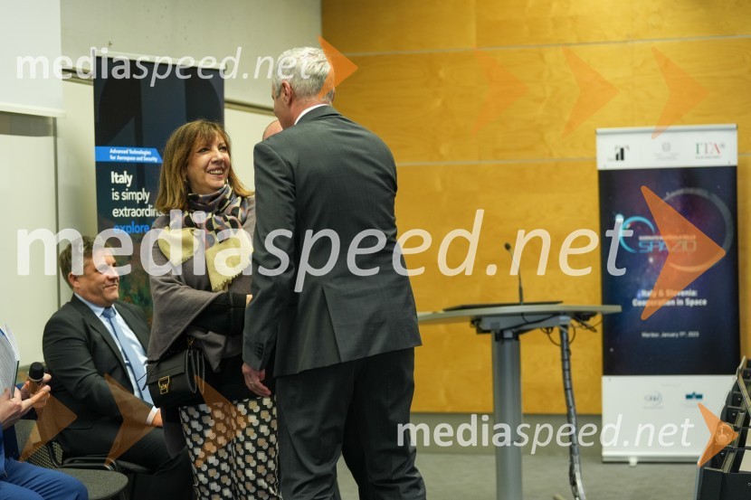  Serenella  Marzoli, , direktorica ICE;  Aleksander Saša Arsenovič, župan, Mestna občina MariborLooking Beyond, otvoritev razstave satelitskih fotografij na Fakulteti za elektrotehniko, računalništvo in informatiko v Mariboru