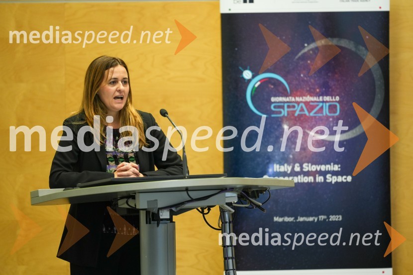  Silvia Ciccarelli, Aeronautic & Space TechnologiesLooking Beyond, otvoritev razstave satelitskih fotografij na Fakulteti za elektrotehniko, računalništvo in informatiko v Mariboru