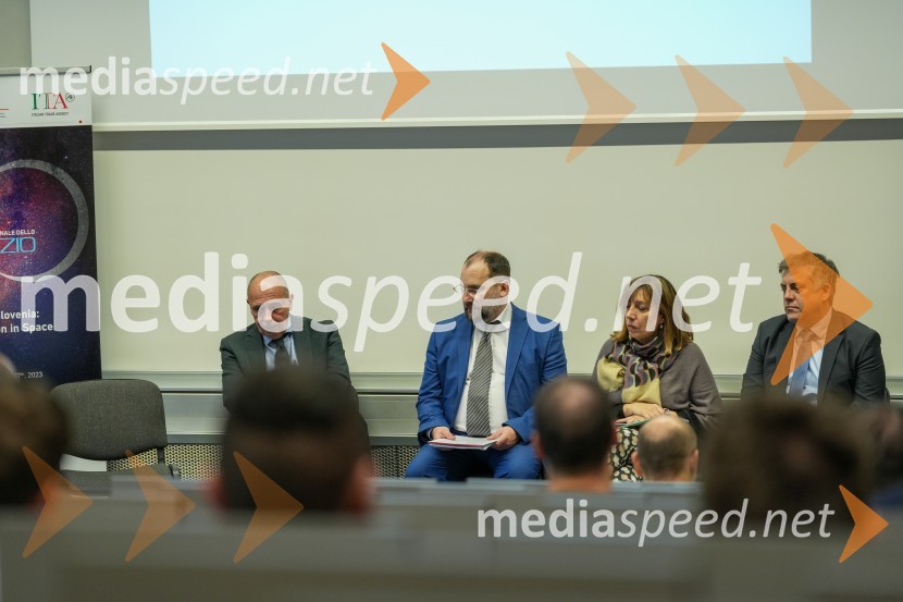  Carlo Campanile, veleposlanik Republike Italije v Slooveniji;  Ivo Michele  Polacco, Italijansko veleposlaništvo v Limi, ISPI;  Serenella  Marzoli, , direktorica ICE; dr. Iztok Kramberger, Fakulteta za elektrotehniko, računalništvo in informatikoLooking Beyond, otvoritev razstave satelitskih fotografij na Fakulteti za elektrotehniko, računalništvo in informatiko v Mariboru