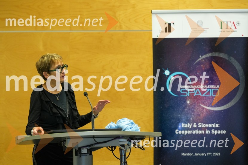  Anna Gregorio,  profesorica astronomije in astrofizike z Univerze v TrstuLooking Beyond, otvoritev razstave satelitskih fotografij na Fakulteti za elektrotehniko, računalništvo in informatiko v Mariboru