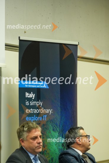 dr. Iztok Kramberger, Fakulteta za elektrotehniko, računalništvo in informatiko;  Anilkumar Dave, svetovalec za vesoljske tehnologije pri Genspace-u.Looking Beyond, otvoritev razstave satelitskih fotografij na Fakulteti za elektrotehniko, računalništvo in informatiko v Mariboru