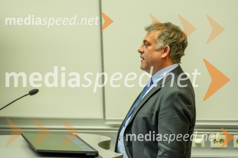 dr. Iztok Kramberger, Fakulteta za elektrotehniko, računalništvo in informatikoLooking Beyond, otvoritev razstave satelitskih fotografij na Fakulteti za elektrotehniko, računalništvo in informatiko v Mariboru