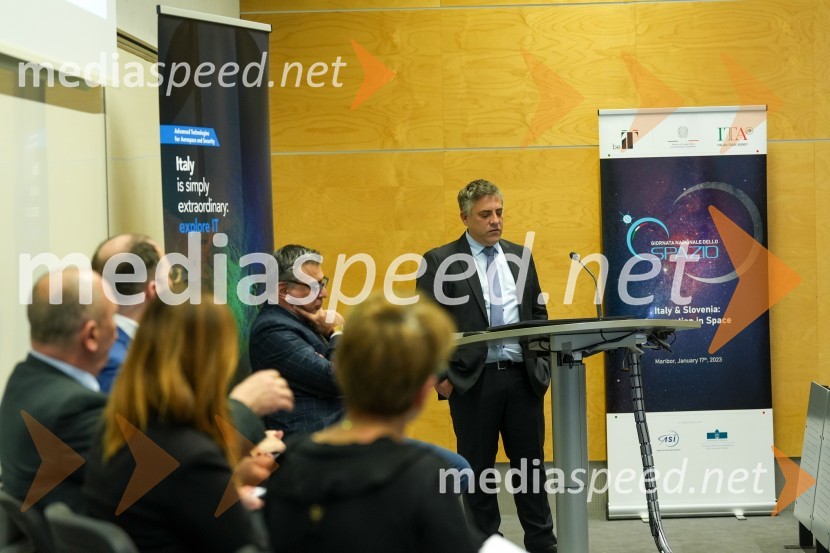 dr. Iztok Kramberger, Fakulteta za elektrotehniko, računalništvo in informatikoLooking Beyond, otvoritev razstave satelitskih fotografij na Fakulteti za elektrotehniko, računalništvo in informatiko v Mariboru