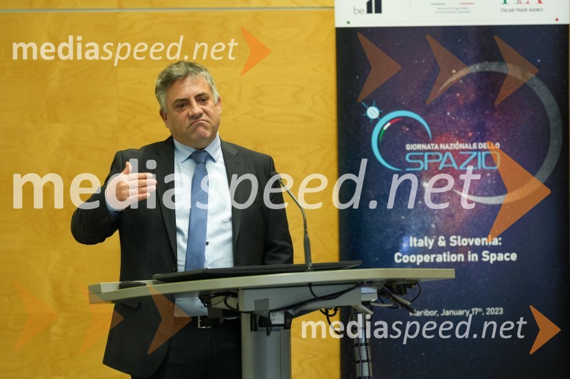 dr. Iztok Kramberger, Fakulteta za elektrotehniko, računalništvo in informatikoLooking Beyond, otvoritev razstave satelitskih fotografij na Fakulteti za elektrotehniko, računalništvo in informatiko v Mariboru