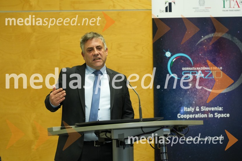 dr. Iztok Kramberger, Fakulteta za elektrotehniko, računalništvo in informatikoLooking Beyond, otvoritev razstave satelitskih fotografij na Fakulteti za elektrotehniko, računalništvo in informatiko v Mariboru