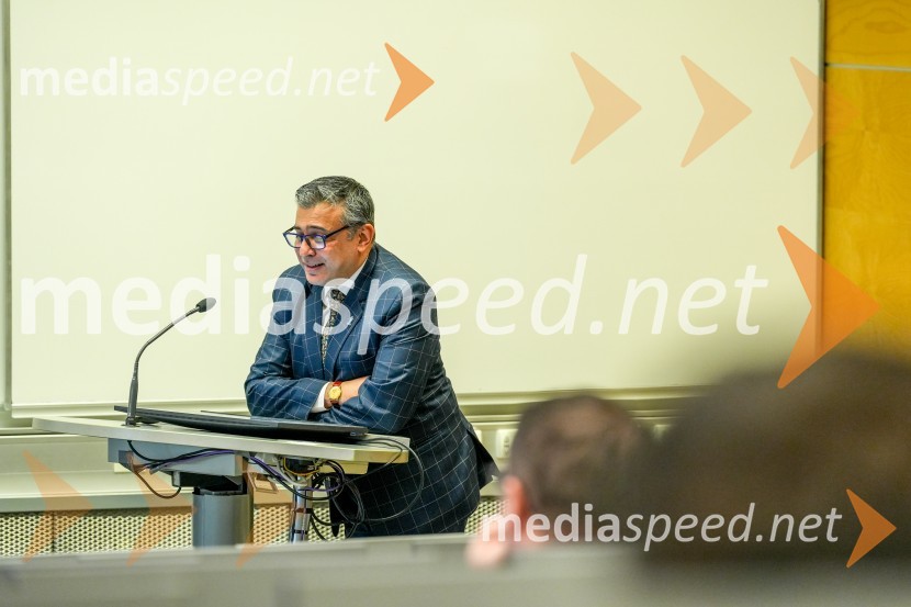  Anilkumar Dave, svetovalec za vesoljske tehnologije pri Genspace-u.Looking Beyond, otvoritev razstave satelitskih fotografij na Fakulteti za elektrotehniko, računalništvo in informatiko v Mariboru