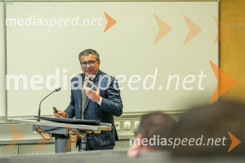  Anilkumar Dave, svetovalec za vesoljske tehnologije pri Genspace-u.Looking Beyond, otvoritev razstave satelitskih fotografij na Fakulteti za elektrotehniko, računalništvo in informatiko v Mariboru
