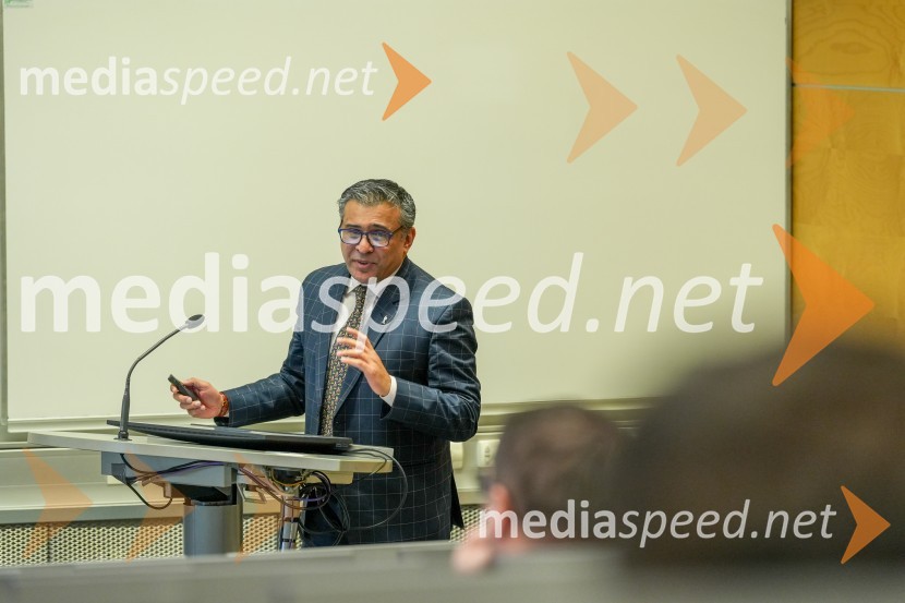  Anilkumar Dave, svetovalec za vesoljske tehnologije pri Genspace-u.Looking Beyond, otvoritev razstave satelitskih fotografij na Fakulteti za elektrotehniko, računalništvo in informatiko v Mariboru
