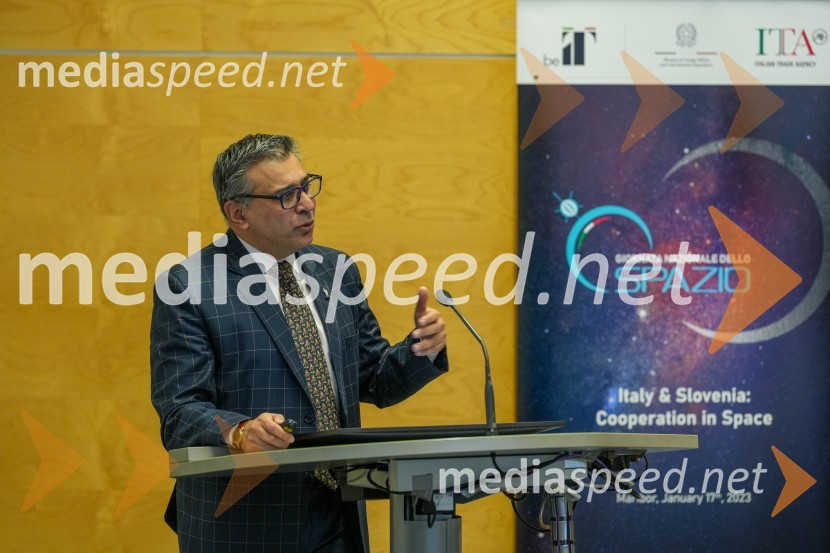  Anilkumar Dave, svetovalec za vesoljske tehnologije pri Genspace-u.Looking Beyond, otvoritev razstave satelitskih fotografij na Fakulteti za elektrotehniko, računalništvo in informatiko v Mariboru