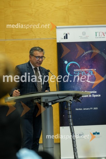  Anilkumar Dave, svetovalec za vesoljske tehnologije pri Genspace-u.Looking Beyond, otvoritev razstave satelitskih fotografij na Fakulteti za elektrotehniko, računalništvo in informatiko v Mariboru