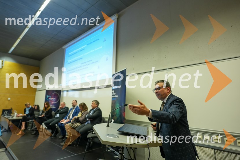  Anilkumar Dave, svetovalec za vesoljske tehnologije pri Genspace-u.Looking Beyond, otvoritev razstave satelitskih fotografij na Fakulteti za elektrotehniko, računalništvo in informatiko v Mariboru