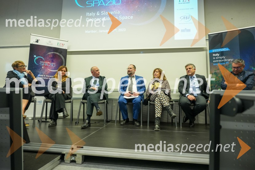  Anna Gregorio,  profesorica astronomije in astrofizike z Univerze v Trstu;  Silvia Ciccarelli, Aeronautic & Space Technologies;  Carlo Campanile, veleposlanik Republike Italije v Slooveniji;  Ivo Michele  Polacco, Italijansko veleposlaništvo v Limi, ISPI;  Serenella  Marzoli, , direktorica ICE; dr. Iztok Kramberger, Fakulteta za elektrotehniko, računalništvo in informatiko;  Anilkumar Dave, svetovalec za vesoljske tehnologije pri Genspace-u.Looking Beyond, otvoritev razstave satelitskih fotografij na Fakulteti za elektrotehniko, računalništvo in informatiko v Mariboru
