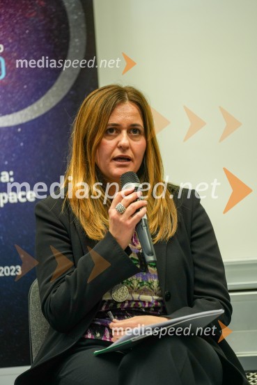  Silvia Ciccarelli, Aeronautic & Space TechnologiesLooking Beyond, otvoritev razstave satelitskih fotografij na Fakulteti za elektrotehniko, računalništvo in informatiko v Mariboru