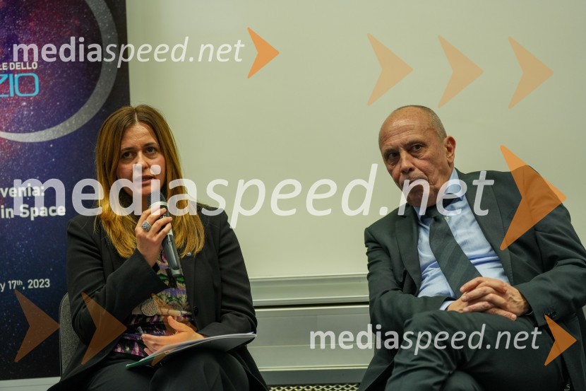  Silvia Ciccarelli, Aeronautic & Space Technologies;  Carlo Campanile, veleposlanik Republike Italije v SloovenijiLooking Beyond, otvoritev razstave satelitskih fotografij na Fakulteti za elektrotehniko, računalništvo in informatiko v Mariboru