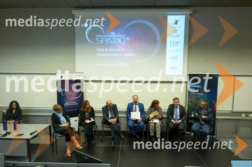  Anna Gregorio,  profesorica astronomije in astrofizike z Univerze v Trstu;  Silvia Ciccarelli, Aeronautic & Space Technologies;  Carlo Campanile, veleposlanik Republike Italije v Slooveniji;  Ivo Michele  Polacco, Italijansko veleposlaništvo v Limi, ISPI;  Serenella  Marzoli, , direktorica ICE; dr. Iztok Kramberger, Fakulteta za elektrotehniko, računalništvo in informatiko;  Anilkumar Dave, svetovalec za vesoljske tehnologije pri Genspace-u.Looking Beyond, otvoritev razstave satelitskih fotografij na Fakulteti za elektrotehniko, računalništvo in informatiko v Mariboru