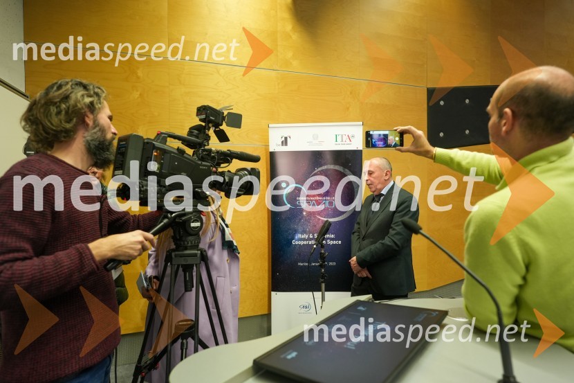  Carlo Campanile, veleposlanik Republike Italije v SloovenijiLooking Beyond, otvoritev razstave satelitskih fotografij na Fakulteti za elektrotehniko, računalništvo in informatiko v Mariboru