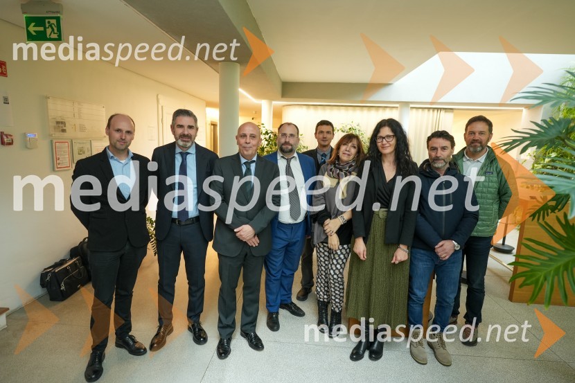  ... ;  ... ;  Carlo Campanile, veleposlanik Republike Italije v Slooveniji;  ... ;  ... ;  Serenella  Marzoli, , direktorica ICE;  ... ;  ... ;  ... Looking Beyond, otvoritev razstave satelitskih fotografij na Fakulteti za elektrotehniko, računalništvo in informatiko v Mariboru