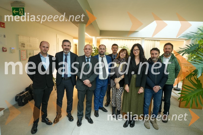  ... ;  ... ;  Carlo Campanile, veleposlanik Republike Italije v Slooveniji;  ... ;  ... ;  Serenella  Marzoli, , direktorica ICE;  ... ;  ... ;  ... Looking Beyond, otvoritev razstave satelitskih fotografij na Fakulteti za elektrotehniko, računalništvo in informatiko v Mariboru