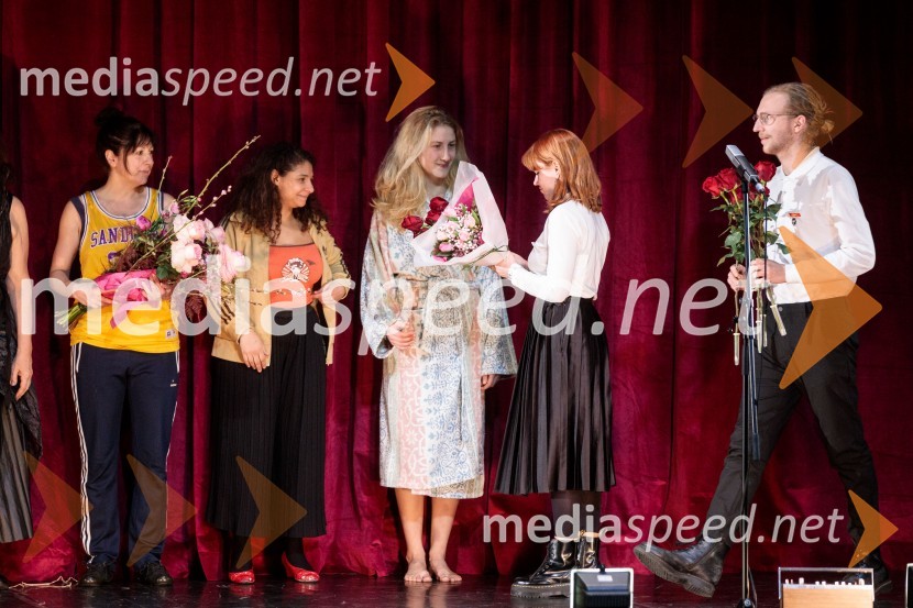  Janja Majzelj, igralka;  Lina Akif, igralka;  Ivana Percan Kodarin, igralka;  ... ;  ... Strah in beda Tretjega rajha, premiera predstave