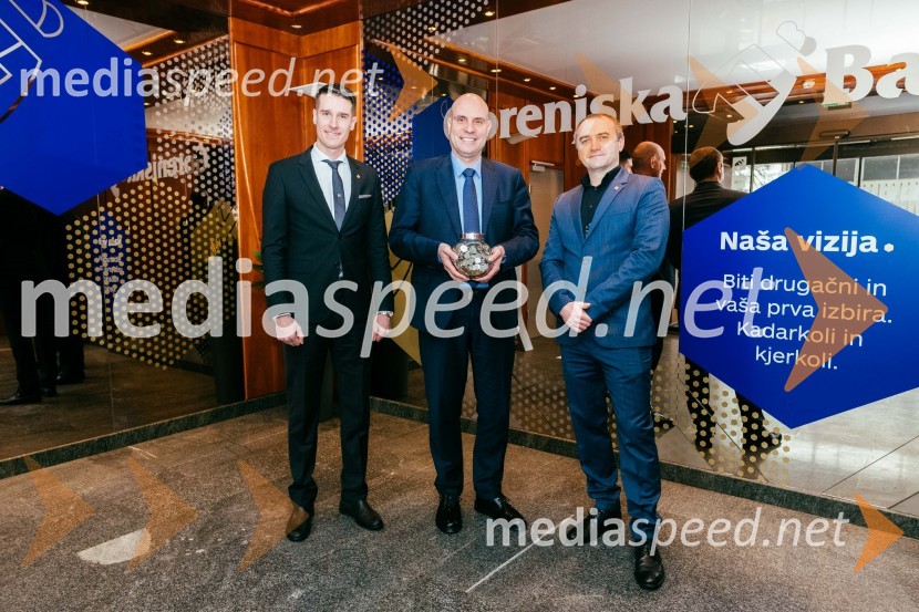  Janez Černe, podžupan Mestne občine Kranj;  Marko Filipčič, član uprave, Gorenjska Banka;  Klemen Malovrh, direktor, Zavod za turizem KranjV Kranju dobro v srcu mislimo, zaključek dobrodelne akcije