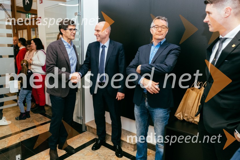  Matjaž Rakovec, župan Mestne občine Kranj;  Marko Filipčič, član uprave, Gorenjska Banka;  ... ;  Janez Černe, podžupan Mestne občine KranjV Kranju dobro v srcu mislimo, zaključek dobrodelne akcije