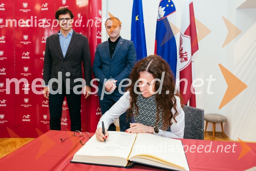  Matjaž Rakovec, župan Mestne občine Kranj;  Klemen Malovrh, direktor, Zavod za turizem Kranj;  ... V Kranju dobro v srcu mislimo, zaključek dobrodelne akcije