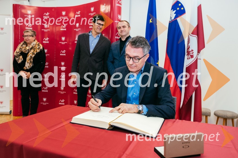  Breda Krašna, generalna sekretarka, Zveza prijateljev mladine Slovenije;  Matjaž Rakovec, župan Mestne občine Kranj;  Klemen Malovrh, direktor, Zavod za turizem Kranj;  ... V Kranju dobro v srcu mislimo, zaključek dobrodelne akcije