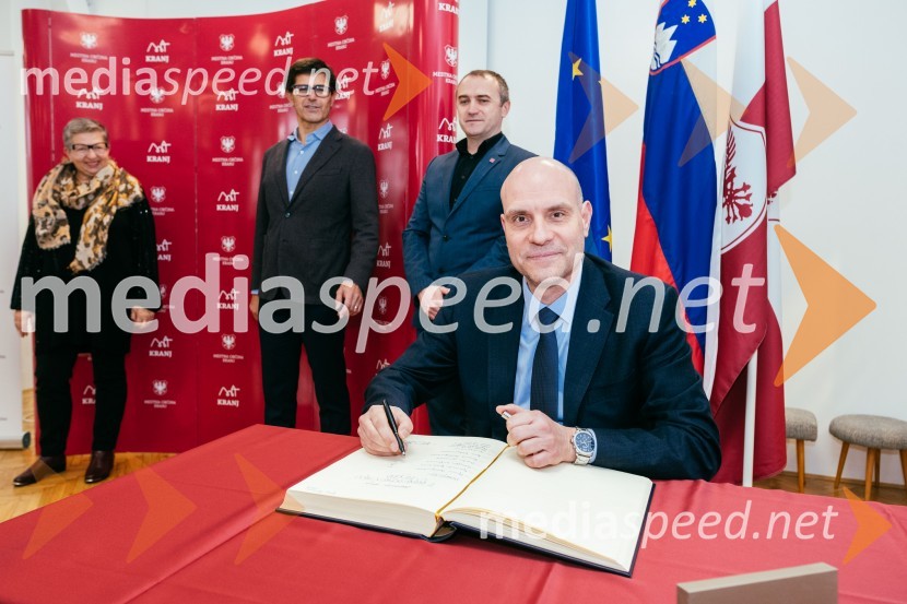  Breda Krašna, generalna sekretarka, Zveza prijateljev mladine Slovenije;  Matjaž Rakovec, župan Mestne občine Kranj;  Klemen Malovrh, direktor, Zavod za turizem Kranj;  Marko Filipčič, član uprave, Gorenjska BankaV Kranju dobro v srcu mislimo, zaključek dobrodelne akcije