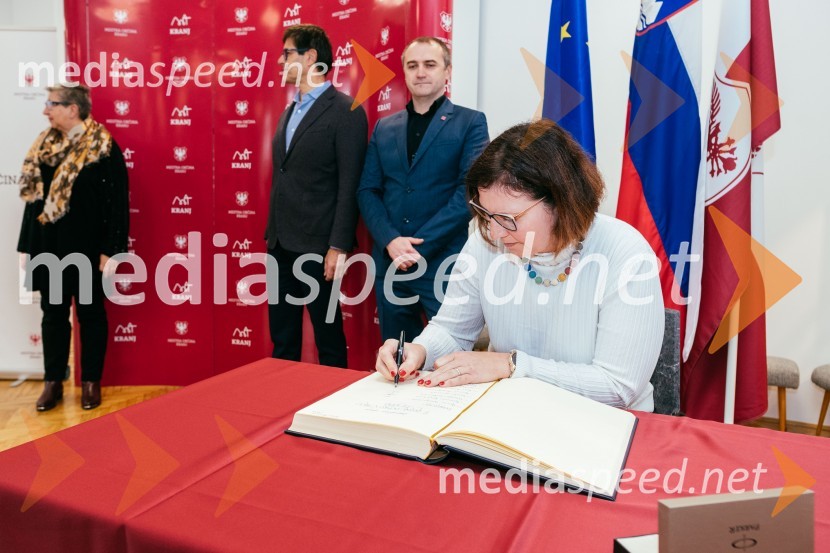  Breda Krašna, generalna sekretarka, Zveza prijateljev mladine Slovenije;  Matjaž Rakovec, župan Mestne občine Kranj;  Klemen Malovrh, direktor, Zavod za turizem Kranj;  ... V Kranju dobro v srcu mislimo, zaključek dobrodelne akcije