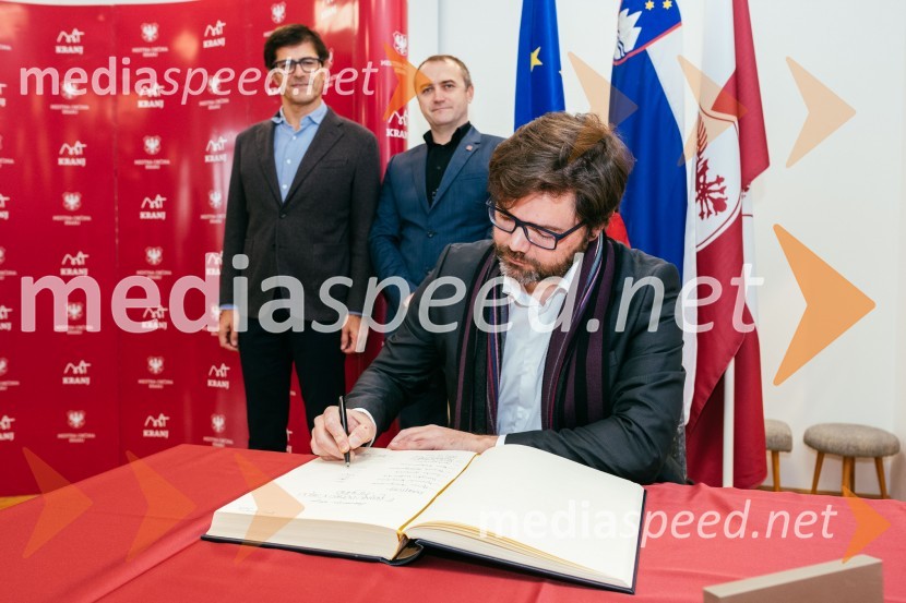  Matjaž Rakovec, župan Mestne občine Kranj;  Klemen Malovrh, direktor, Zavod za turizem Kranj;  ... V Kranju dobro v srcu mislimo, zaključek dobrodelne akcije