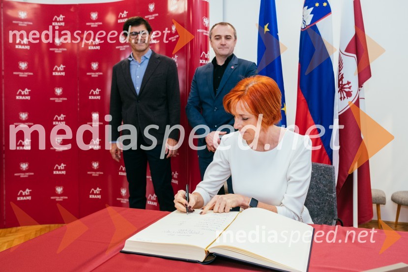  Matjaž Rakovec, župan Mestne občine Kranj;  Klemen Malovrh, direktor, Zavod za turizem Kranj;  ... V Kranju dobro v srcu mislimo, zaključek dobrodelne akcije