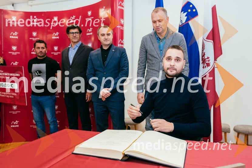  ... ;  Matjaž Rakovec, župan Mestne občine Kranj;  Klemen Malovrh, direktor, Zavod za turizem Kranj;  ... ;  ... V Kranju dobro v srcu mislimo, zaključek dobrodelne akcije