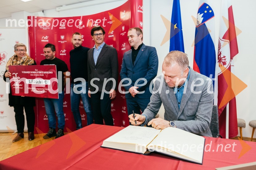  Breda Krašna, generalna sekretarka, Zveza prijateljev mladine Slovenije;  ... ;  ... ;  Matjaž Rakovec, župan Mestne občine Kranj;  Klemen Malovrh, direktor, Zavod za turizem Kranj;  ... V Kranju dobro v srcu mislimo, zaključek dobrodelne akcije