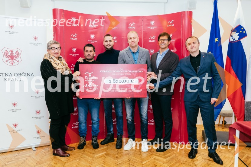  Breda Krašna, generalna sekretarka, Zveza prijateljev mladine Slovenije;  ... ;  ... ;  ... ;  Matjaž Rakovec, župan Mestne občine Kranj;  Klemen Malovrh, direktor, Zavod za turizem KranjV Kranju dobro v srcu mislimo, zaključek dobrodelne akcije