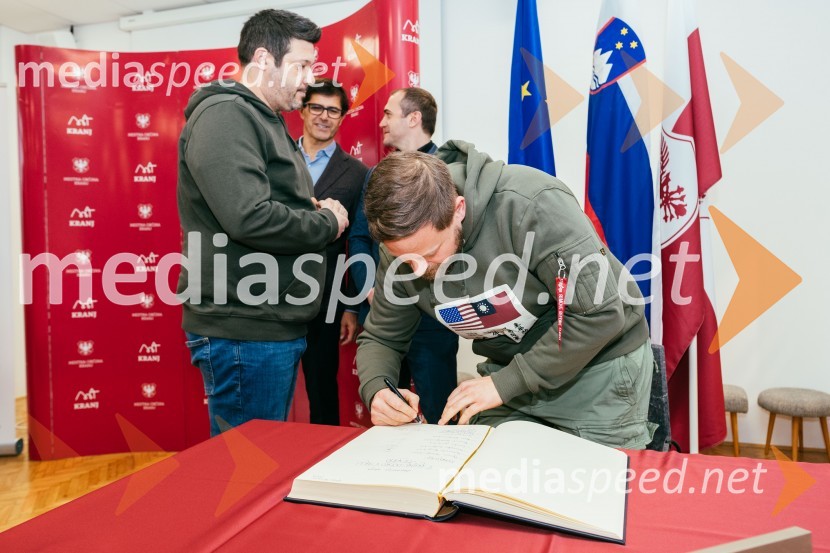  ... ;  Matjaž Rakovec, župan Mestne občine Kranj;  Klemen Malovrh, direktor, Zavod za turizem Kranj;  ... V Kranju dobro v srcu mislimo, zaključek dobrodelne akcije