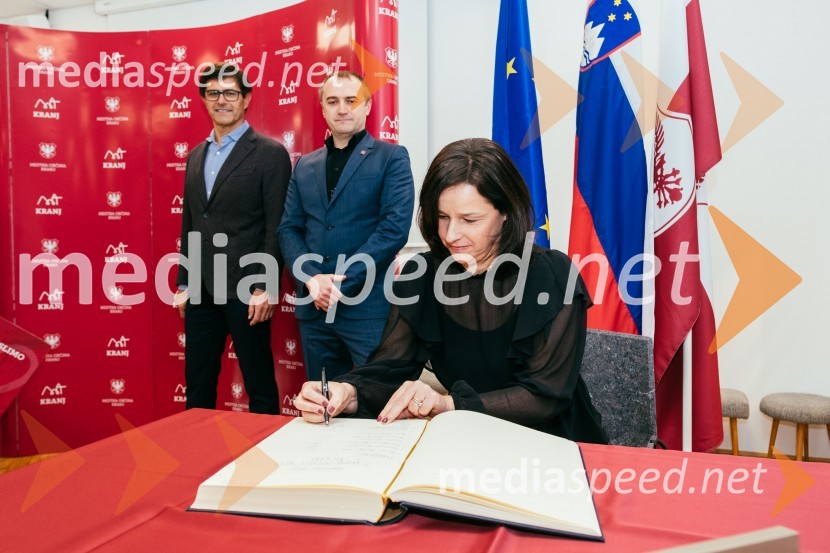  Matjaž Rakovec, župan Mestne občine Kranj;  Klemen Malovrh, direktor, Zavod za turizem Kranj;  ... V Kranju dobro v srcu mislimo, zaključek dobrodelne akcije