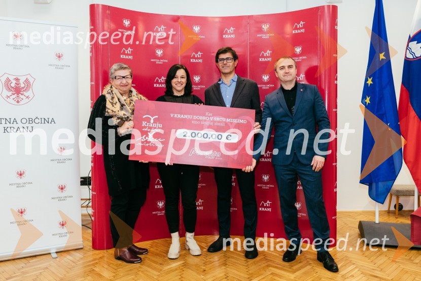 Breda Krašna, generalna sekretarka, Zveza prijateljev mladine Slovenije;  ... ;  Matjaž Rakovec, župan Mestne občine Kranj;  Klemen Malovrh, direktor, Zavod za turizem KranjV Kranju dobro v srcu mislimo, zaključek dobrodelne akcije