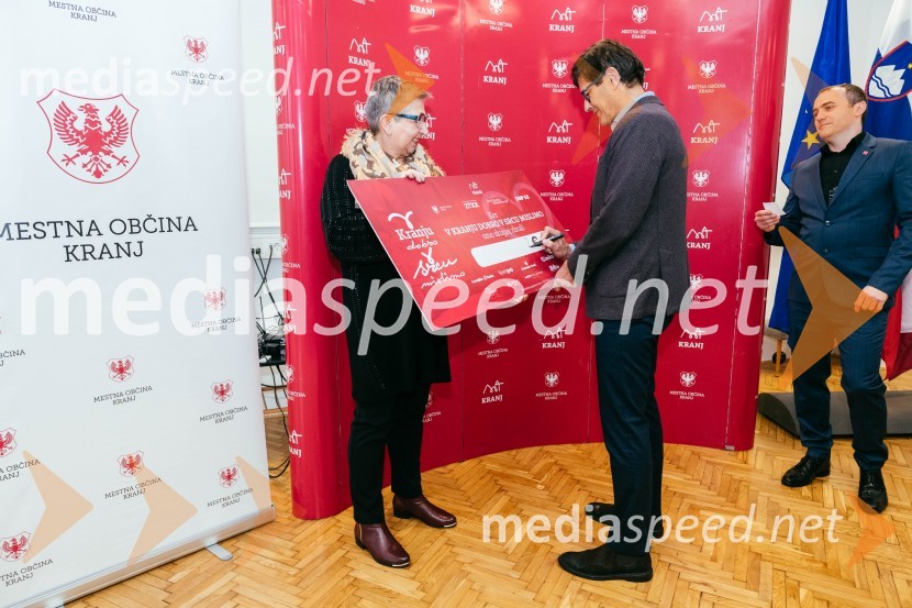  Breda Krašna, generalna sekretarka, Zveza prijateljev mladine Slovenije;  Matjaž Rakovec, župan Mestne občine Kranj;  Klemen Malovrh, direktor, Zavod za turizem KranjV Kranju dobro v srcu mislimo, zaključek dobrodelne akcije